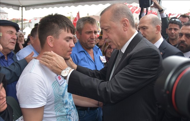 ERDOĞAN, ŞEHİTLERIN AİLESİYLE GÖRÜŞTÜ