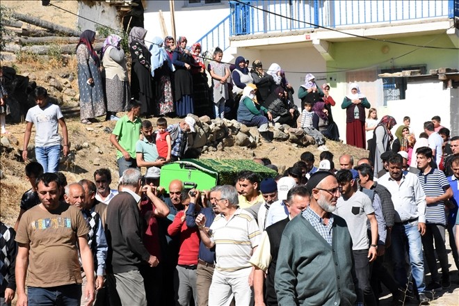 Çöken tavanın altında kalıp ölen baba toprağa verildi, kızının tedavisi sürüyor