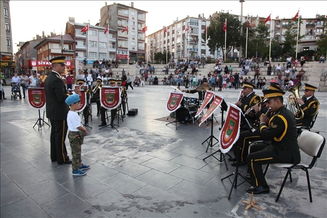 Askeri bandoyu küçük şef yönetti