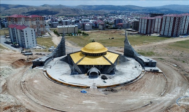 Sivas´ta Ay- Yıldız Camisi yükseliyor