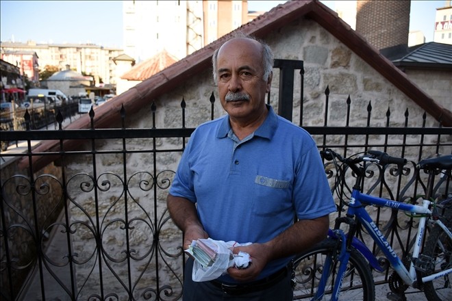 Çeşmede bulduğu 30 bin lira arkadaşının çıktı; önce tepki sonra teşekkür