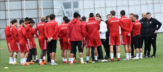 DG Sivasspor Teknik Direktörü Tuna´dan ´yabancı kuralı´ açıklaması