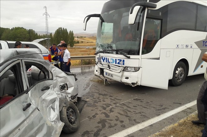 Yolcu otobüsü ile otomobil çarpıştı: 2 ölü, 3 yaralı
