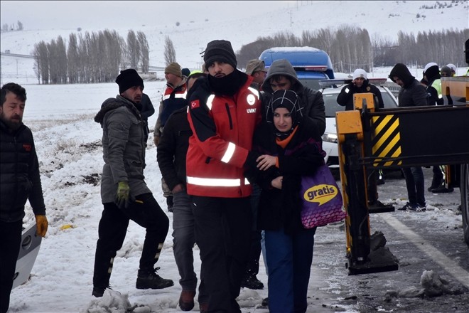 Sivas´ta yolcu otobüsü devrildi: 15 yaralı (2)- Yeniden
