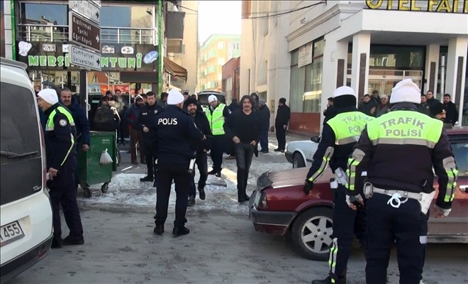 Polis aracına çarpıp kaçan sürücü, kovalamacayla yakalandı
