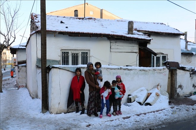 Tek odada 11 kişi yaşamaya çalışıyorlar