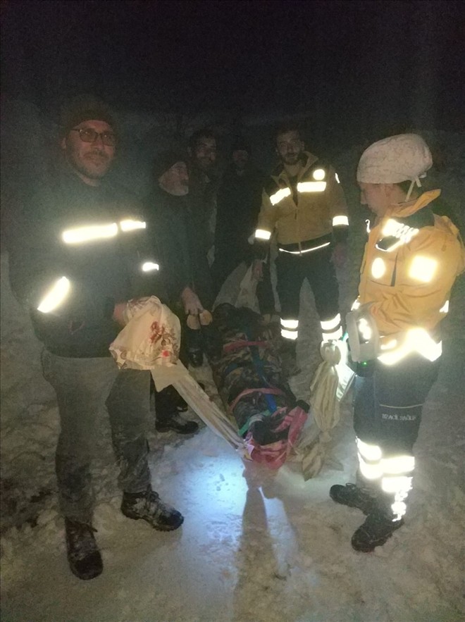 Yaralı, kızağa çevrilen sedye ile kurtarıldı