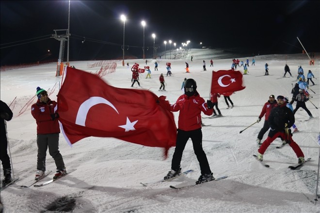 Işıklı snowboardları ile 100 yıla renk kattılar
