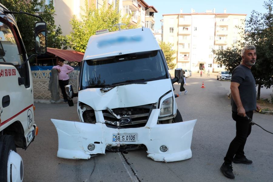 Öğrenci servisi kaza yaptı 8’i öğrenci 9 yaralı