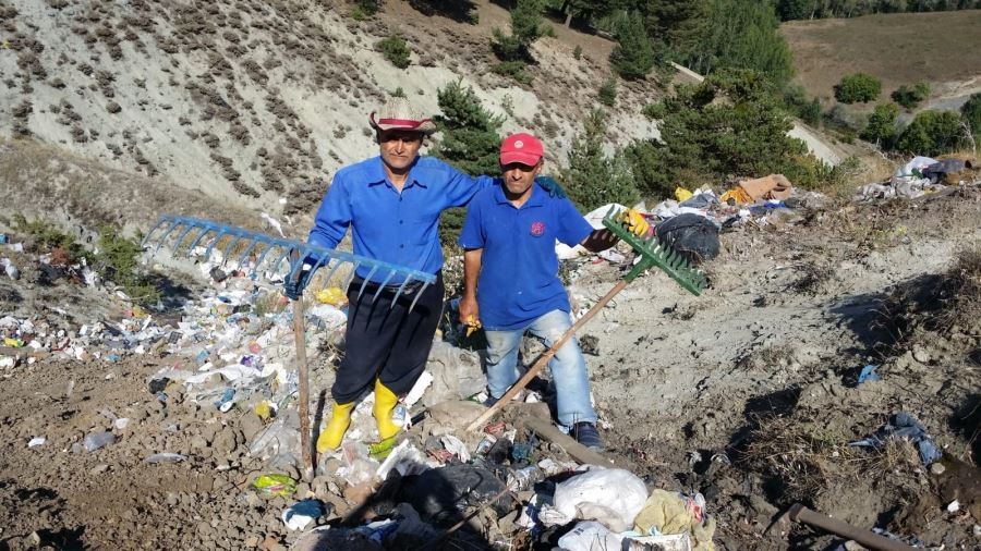 Hayvanları telef eden çöpleri topladılar