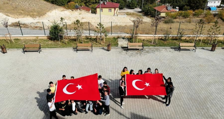 Okul bahçesinde öğrencilerden komando marşı