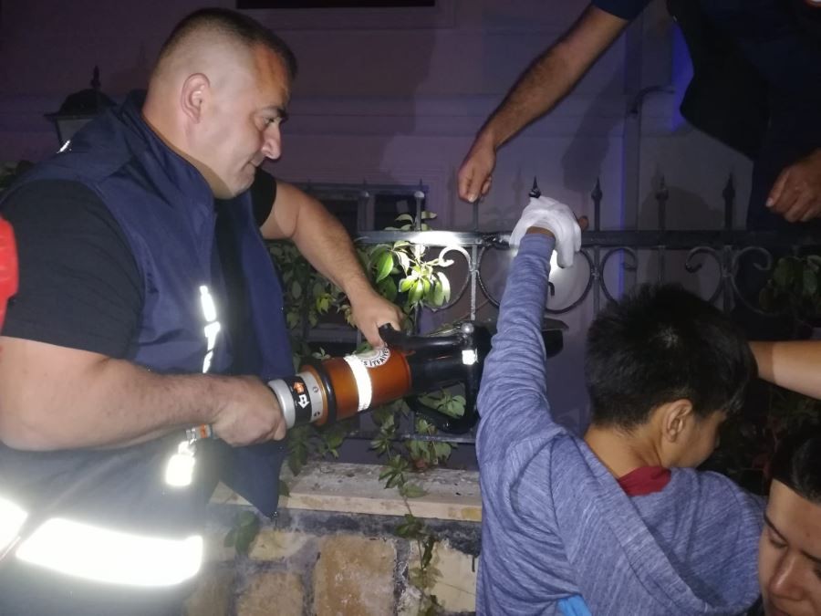 Eline korkuluk demiri saplandı gıkı çıkmadı