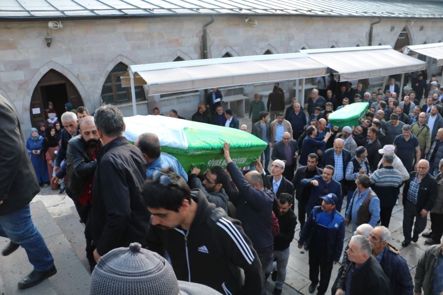 Trafik kazasında ölen çift son yolculuğuna uğurlandı