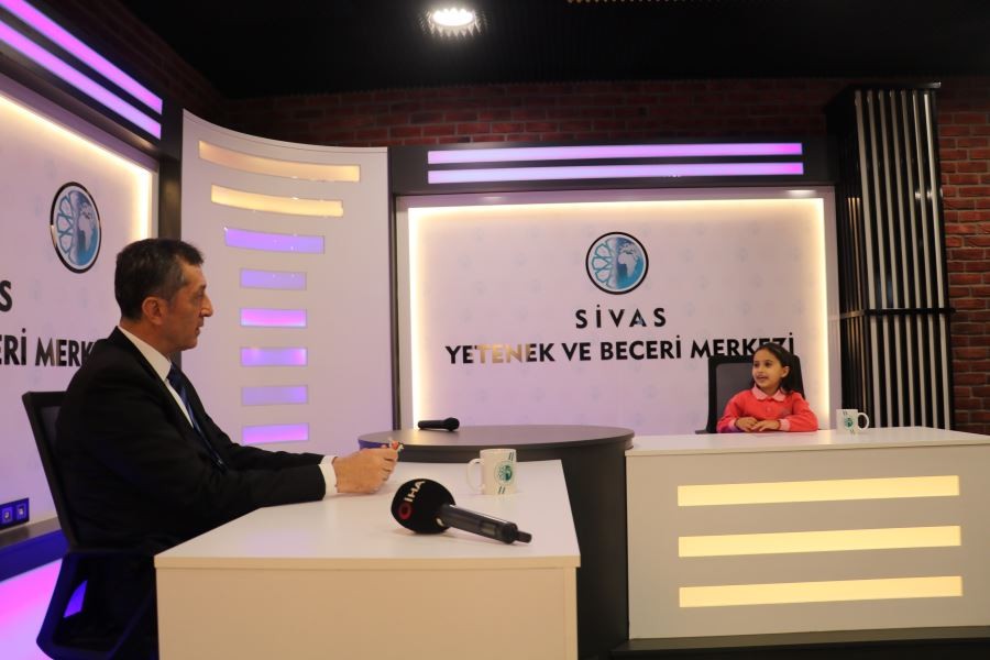 Bakanı güldüren sorular