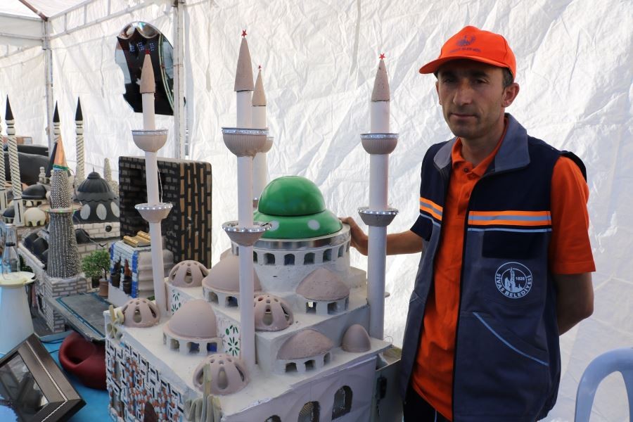 Çöpten tek tek topladıklarını, sanata dönüştürdü
