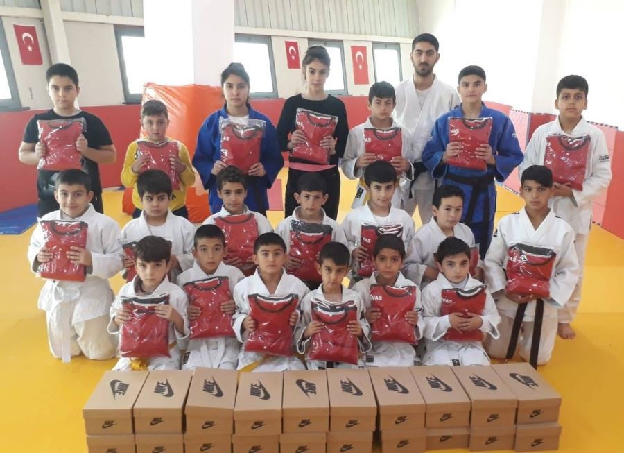 Judoculara spor malzemesi dağıtıldı