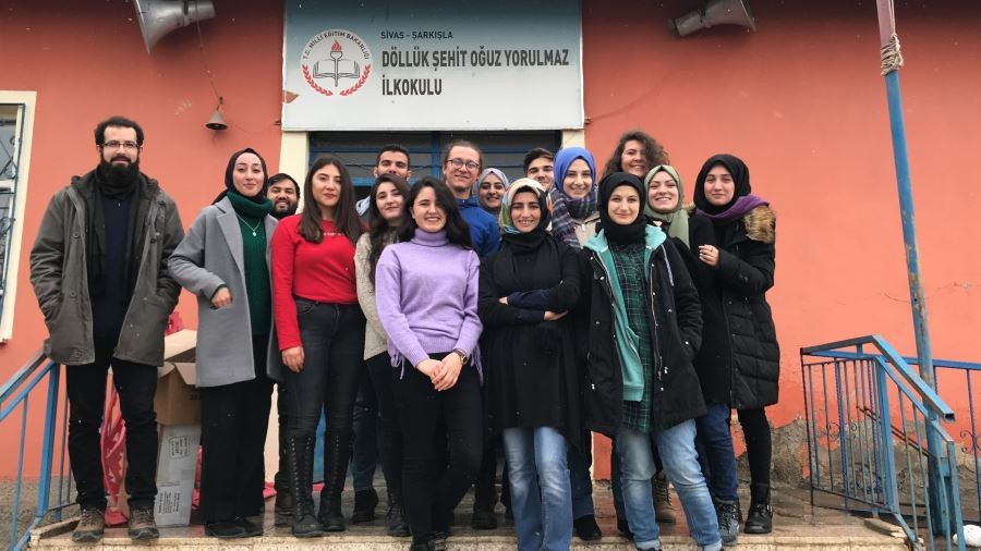 Eğitim gönüllüleri köy okulunda kütüphane kurdu