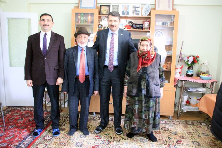 Ayhan, hayırsever  çiftin davetini kırmadı