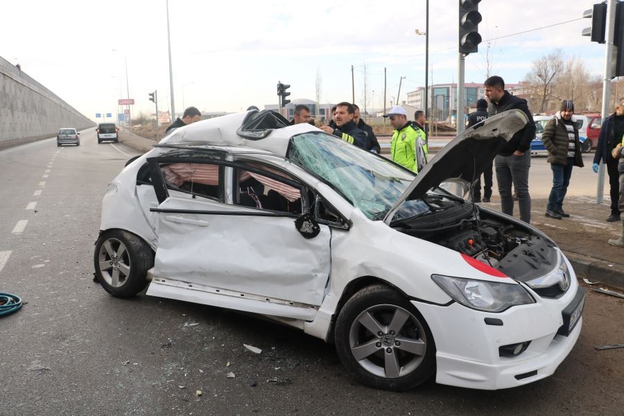 Nişanlı çifti trafik kazası ayırdı