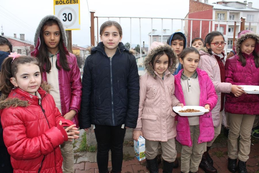  Minik kalpler sokak hayvanlarını unutmadı