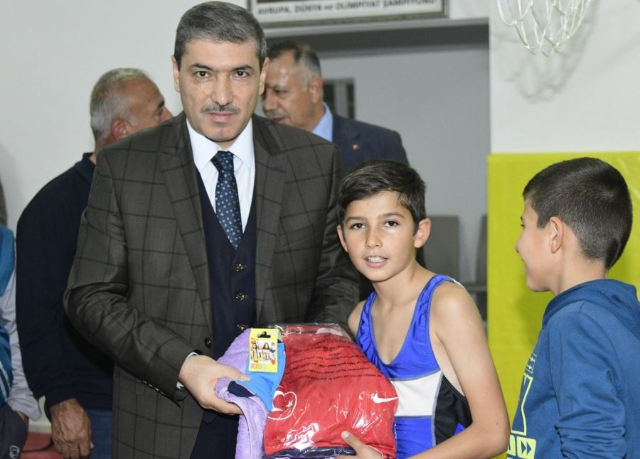 Güreşçilere spor malzemesi yardımı yapıldı