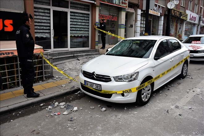 Binadan kopan sıva parçası hasara yol açtı 