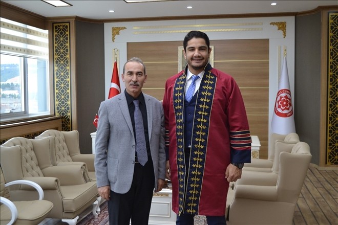 Milli güreşçi akademik cübbesini giydi