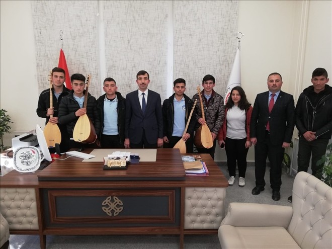 Kendi imkanlarıyla bağlama çalmayı öğrendiler