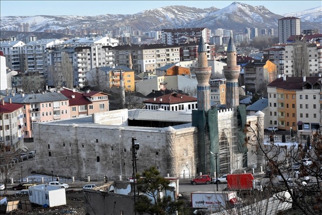Selçuklu eseri Gök Medrese´de fore kazık benzeri mimari uygulanmış