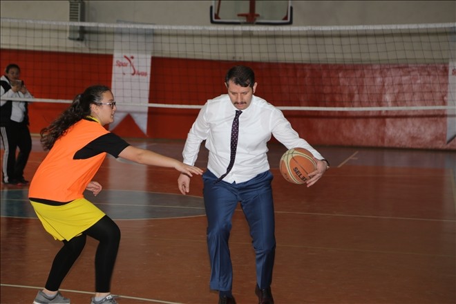 Vali, ceketini çıkartıp öğrencilerle maç yaptı