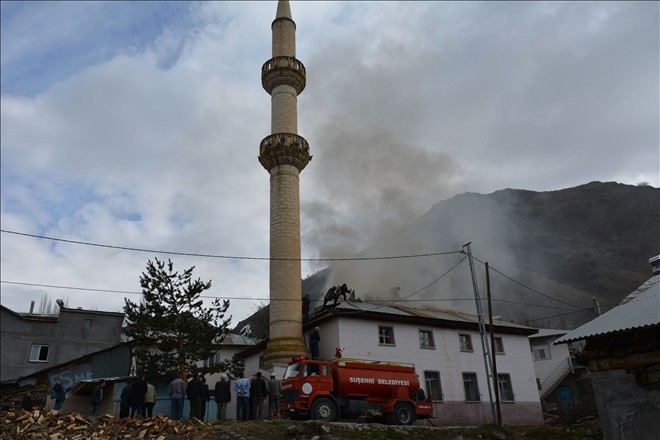Caminin çatısı yandı