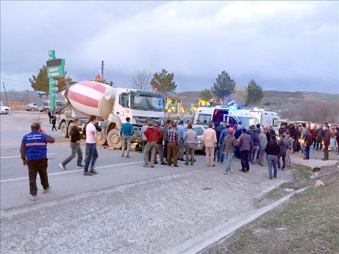 Beton mikseri otomobili biçti: 5 yaralı