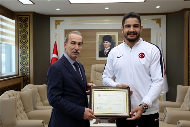 Milli güreşçi Taha Akgül yüksek lisans diplomasını aldı