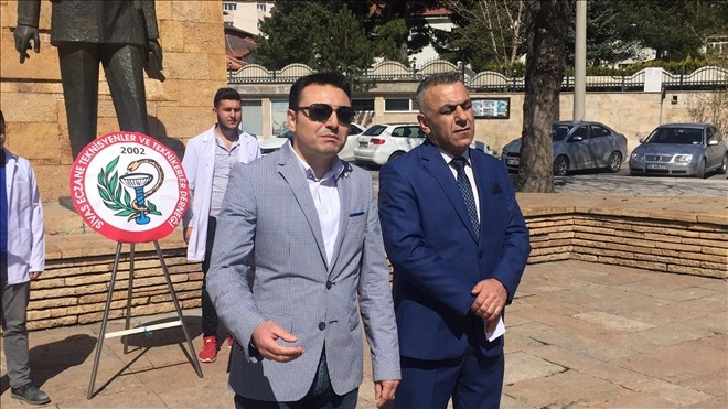 Anıta çelenk sundular