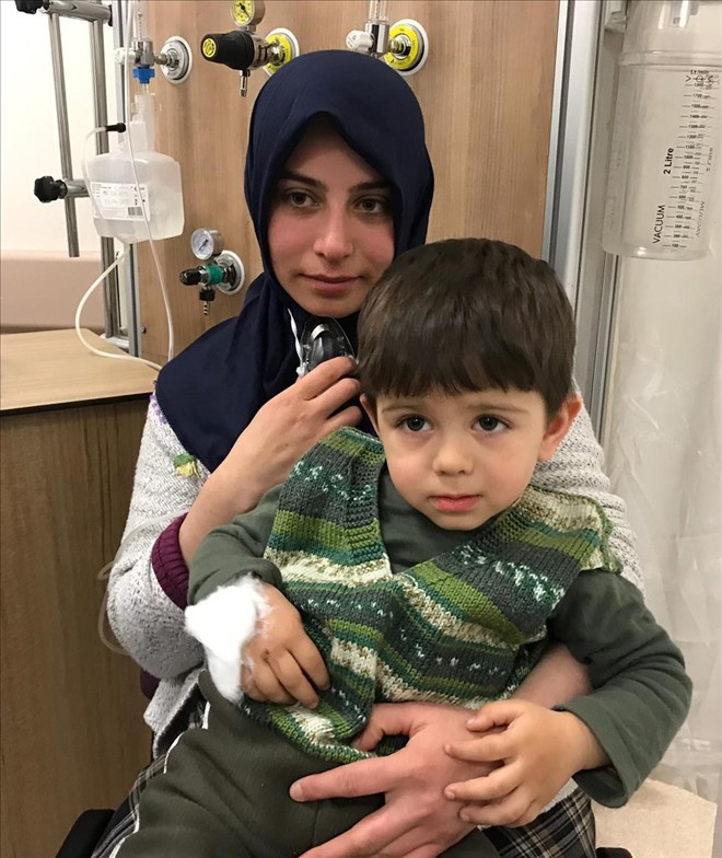 Yangında, pencereden sarkıtılan anne ve oğlunu esnaf kurtardı