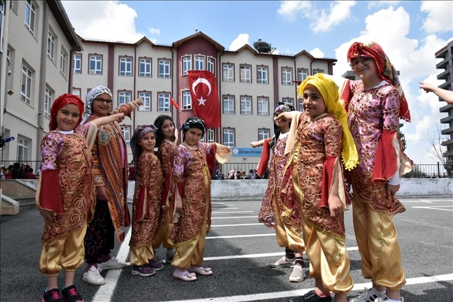 Okulun 35 yıllık misafir leylekleri için pilav günü etkinliği