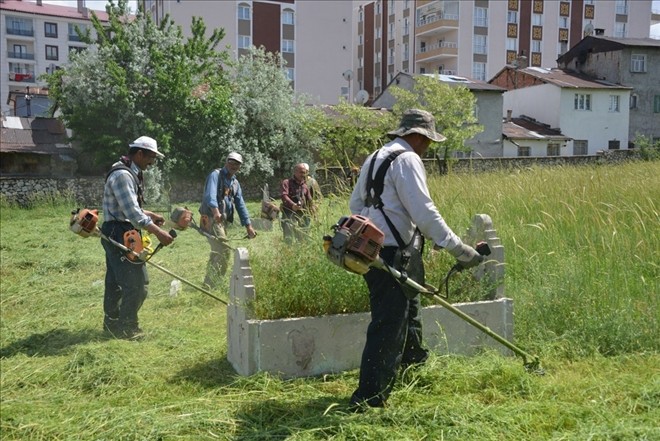 Sivas´ta mezarlar bayrama hazırlanıyor