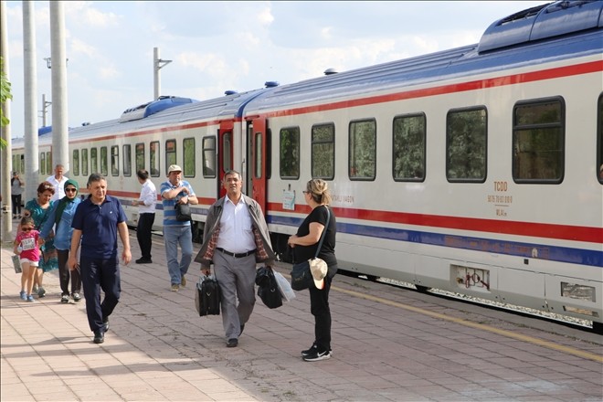 Doğu Ekspresi yolcularına karanfilli, halaylı karşılama