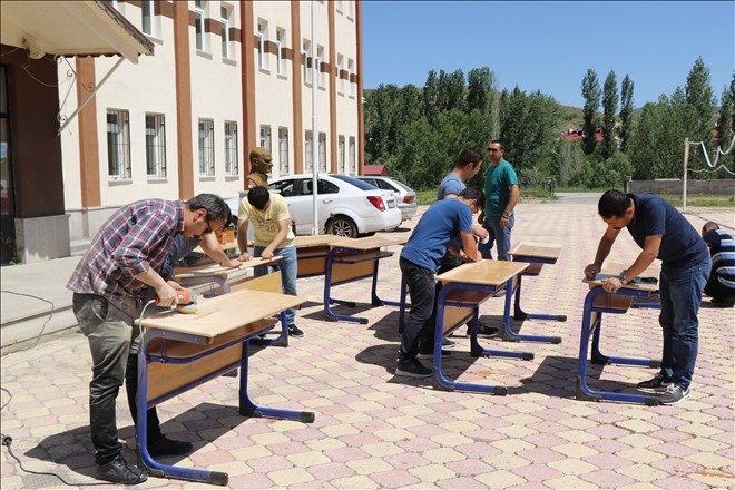 Öğretmenler, zımparalarla eskiyen okul sıralarını tamir etti