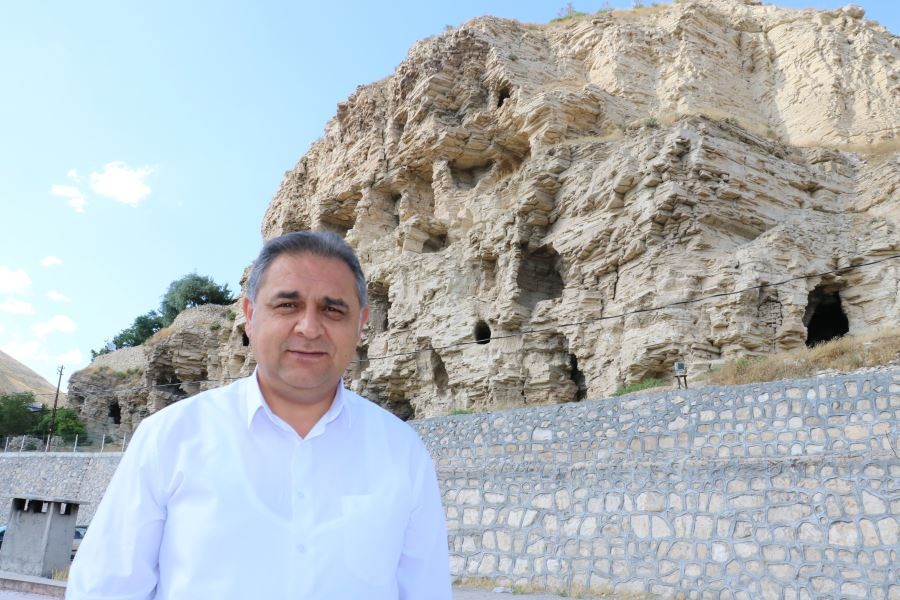 Dört bin yıllık apartman dikkat çekiyor