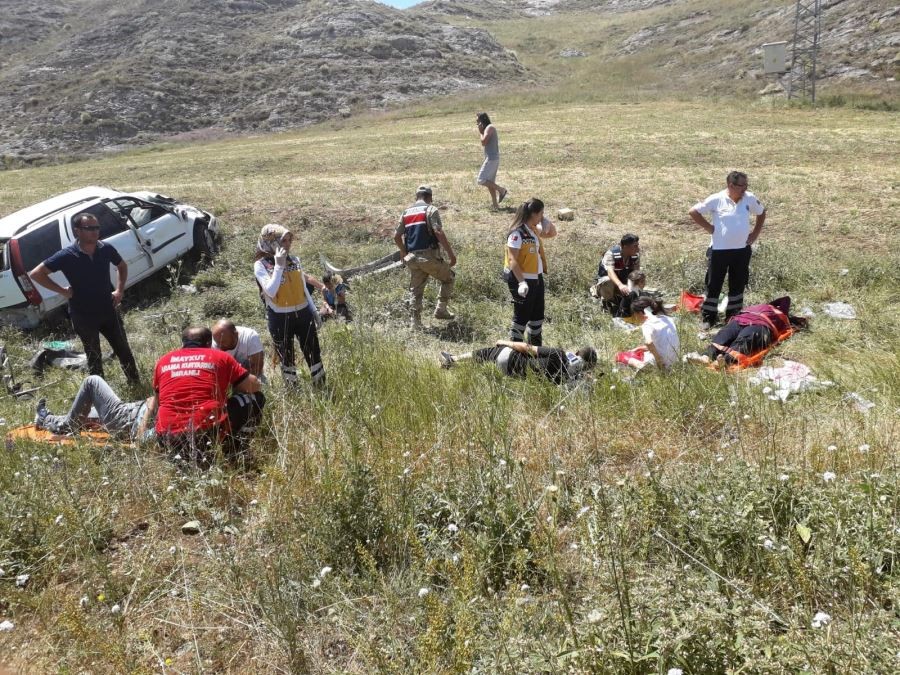 Otomobil şarampole uçtu: 7 yaralı
