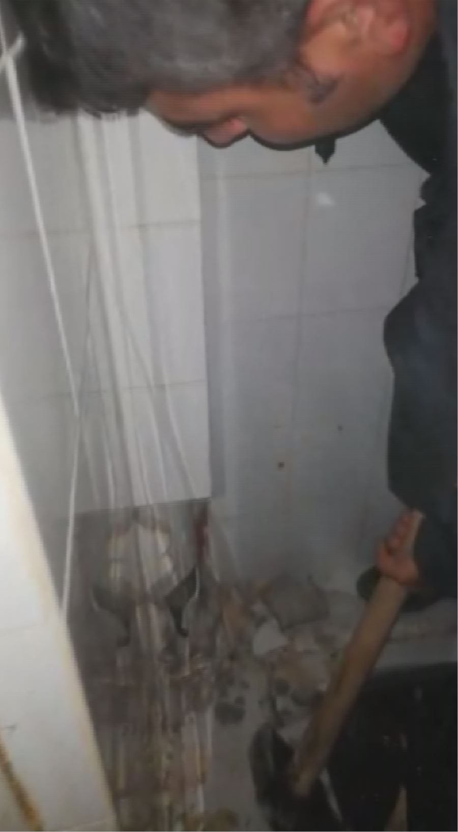 Yavru kedi, itfaiyenin operasyonuyla kurtarıldı