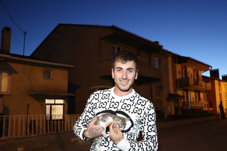  Mahsur kalan kedi için canını hiçe saydı