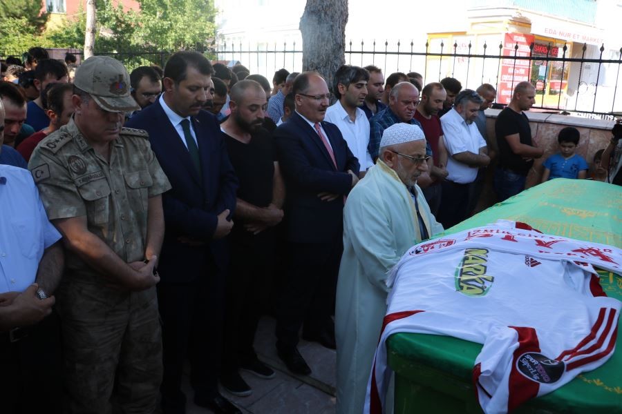 Elektrik akımına kapılan genç taraftar toprağa verildi