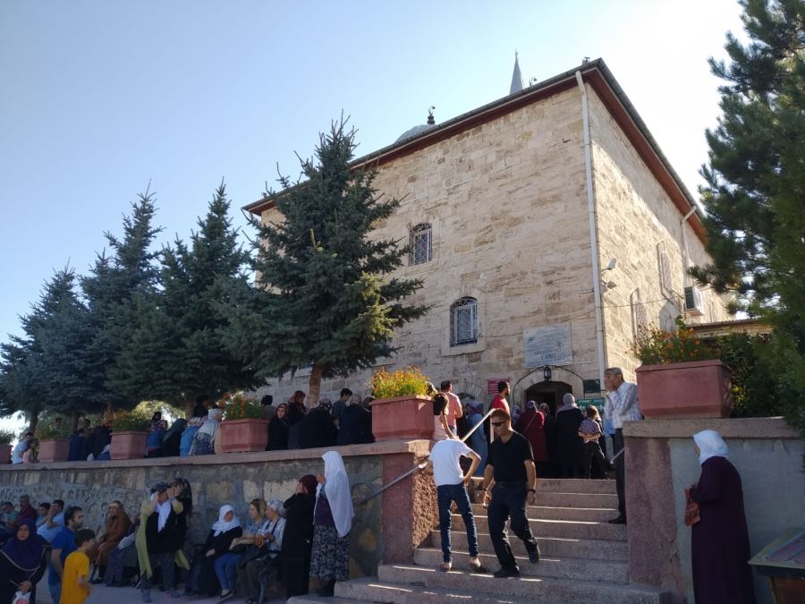 Yukarı Tekke Mezarlığı ziyaretçi akınına uğradı 
