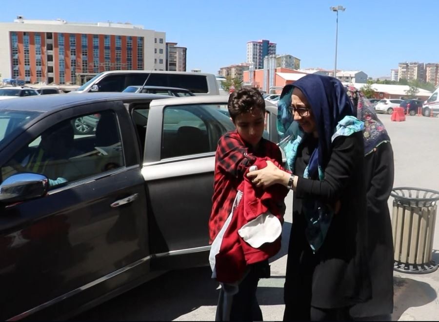 Çarptığı çocuğu, lastiği patlak otomobiliyle hastaneye yetiştirdi 