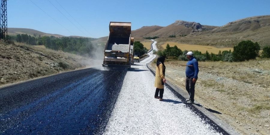 Ulaş’ta köy yolları asfaltlanıyor 