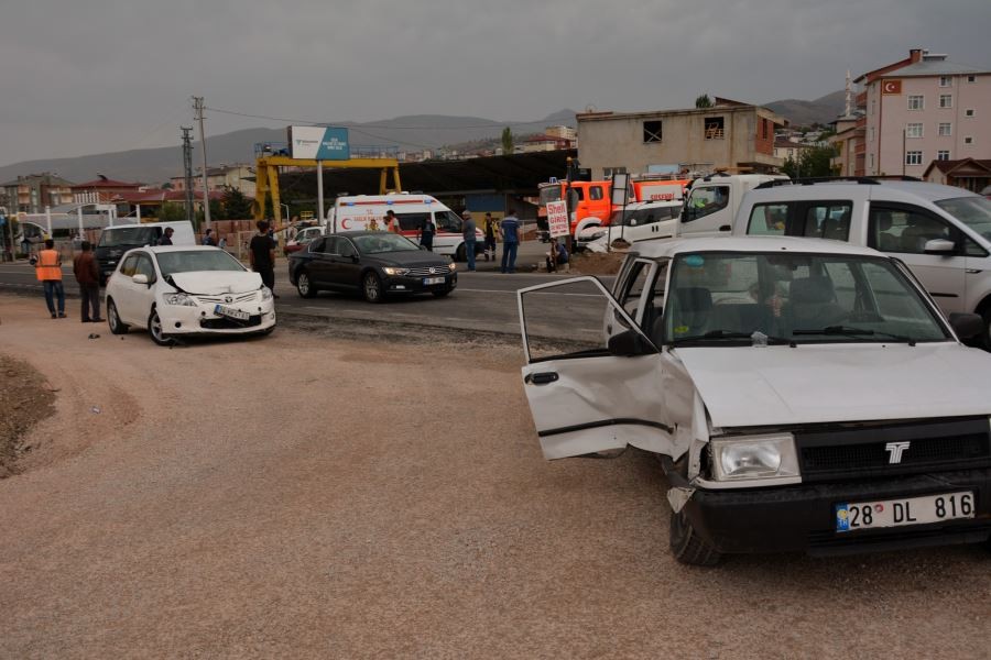 Suşehri’nde trafik kazası: 3 yaralı 