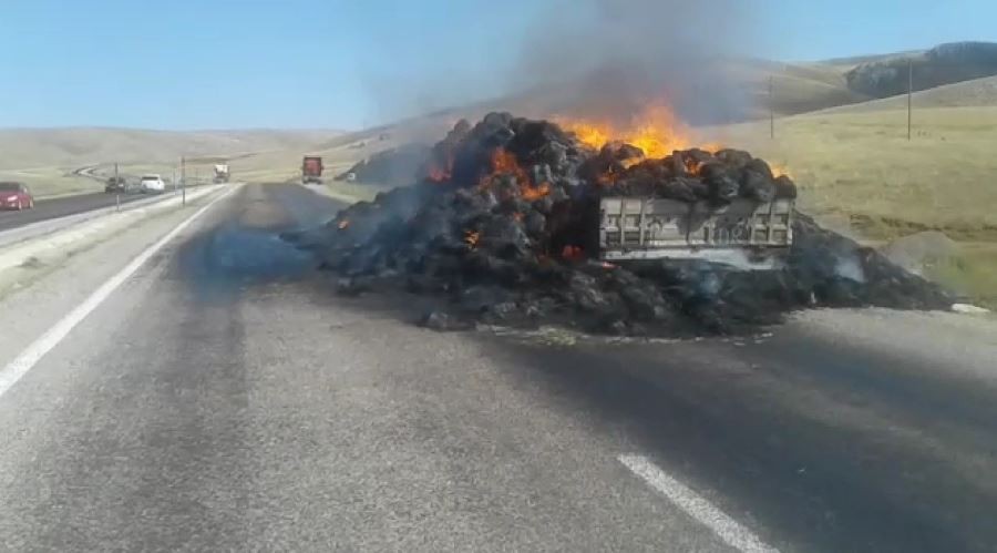 Hareket halindeki tırın kasası alev aldı 