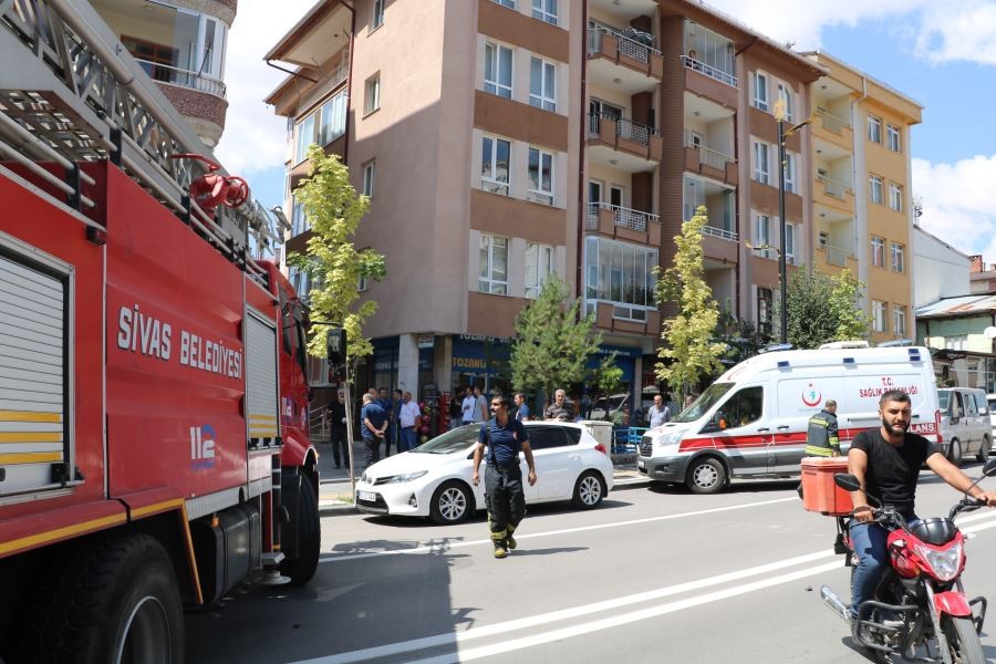 Kapı kilitlenince balkonda mahsur kaldılar 